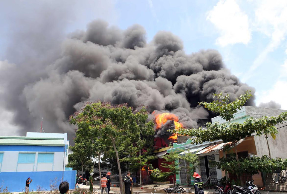 Các lực lượng chữa cháy thành phố đã huy động hàng chục xe cứu hỏa, xe thang và hàng trăm cán bộ, chiến sỹ đến hiện trường chữa cháy. (Nguồn: Trần Lê Lâm/Vietnam+)