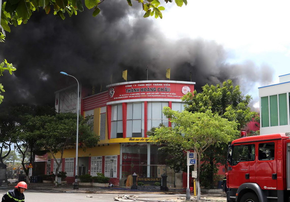 Ngay sau khi nhận được tin báo các lực lượng chữa cháy thành phố đã huy động hàng chục xe cứu hỏa, xe thang và hàng trăm cán bộ, chiến sỹ đến hiện trường chữa cháy. (Nguồn: Trần Lê Lâm/Vietnam+)