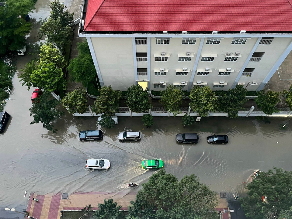 Một khu dân cư trên đường Nguyễn Lương Bằng, quận 7 bị bao quanh bởi biển nước do mưa lớn và triều cường. (Ảnh: Thu Hương/TTXVN)