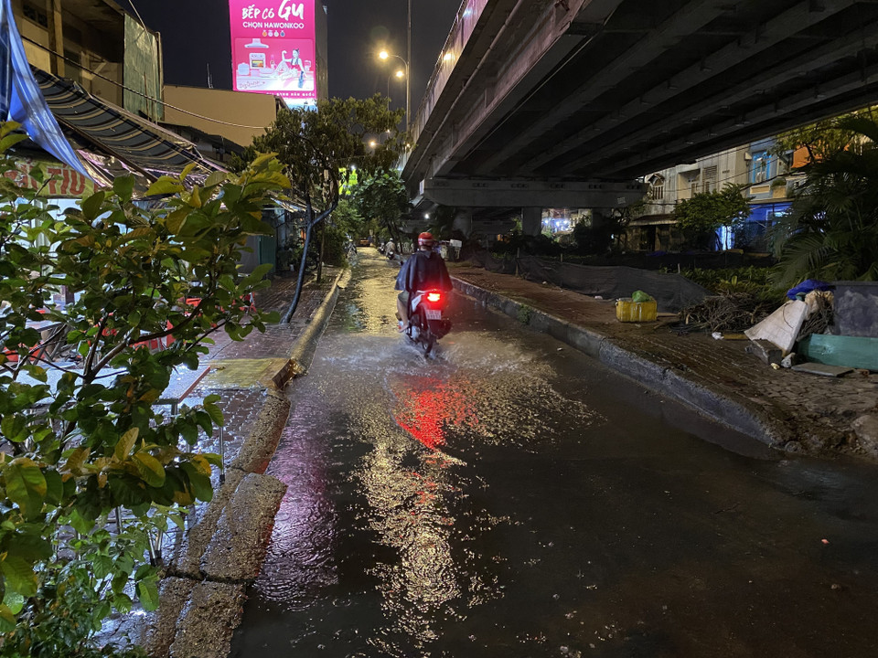 Một đoạn đường Trần Xuân Soạn (quận 7) bị ngập do mưa và triều cường. Ảnh: (Hồng Giang/TTXVN)