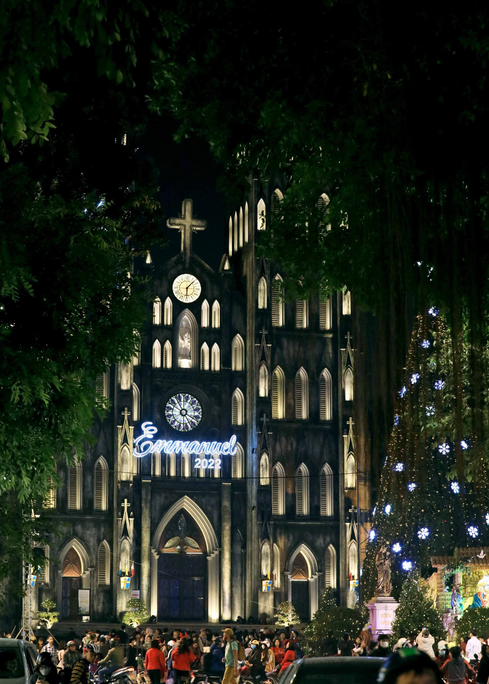 Nhà thờ Lớn nhộn nhịp trước Giáng sinh. (Ảnh: Nhật Anh/TTXVN)