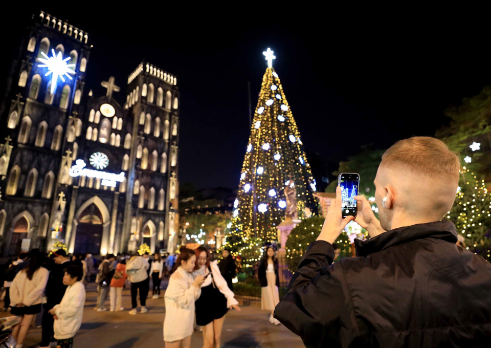 Không khí Giáng sinh tại Nhà thờ Lớn-Hà Nội. (Ảnh: Nhật Anh/TTXVN)