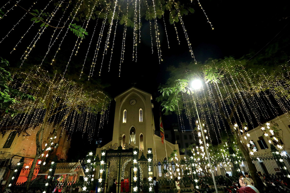 Nhà thờ Hàm Long trang trí chuẩn bị đón Giáng sinh. (Ảnh: Nhật Anh/TTXVN)