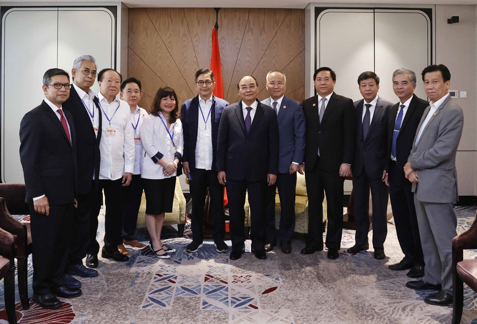 Chủ tịch nước Nguyễn Xuân Phúc chụp ảnh chung với Chủ tịch Phòng Thương mại và Công nghiệp Indonesia (KADIN) Arsjad Rasjid và các đại biểu. (Ảnh: Thống Nhất/TTXVN)