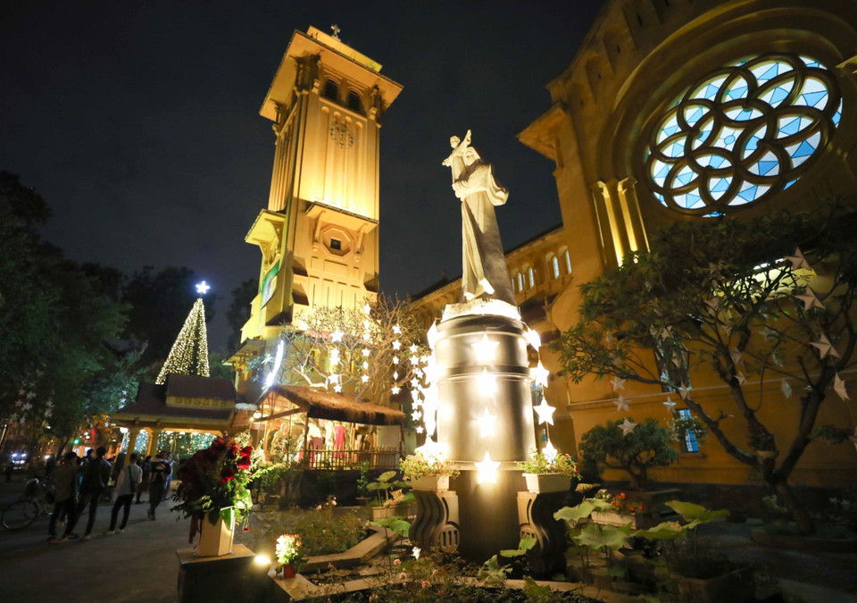 Những ngày này, các nhà thờ tại thành phố Hà Nội và tỉnh Thừa Thiên-Huế được trang hoàng rực rỡ, lung linh sắc màu, chào đón lễ Giáng sinh năm 2022. (Ảnh: Thanh Tùng/TTXVN)
