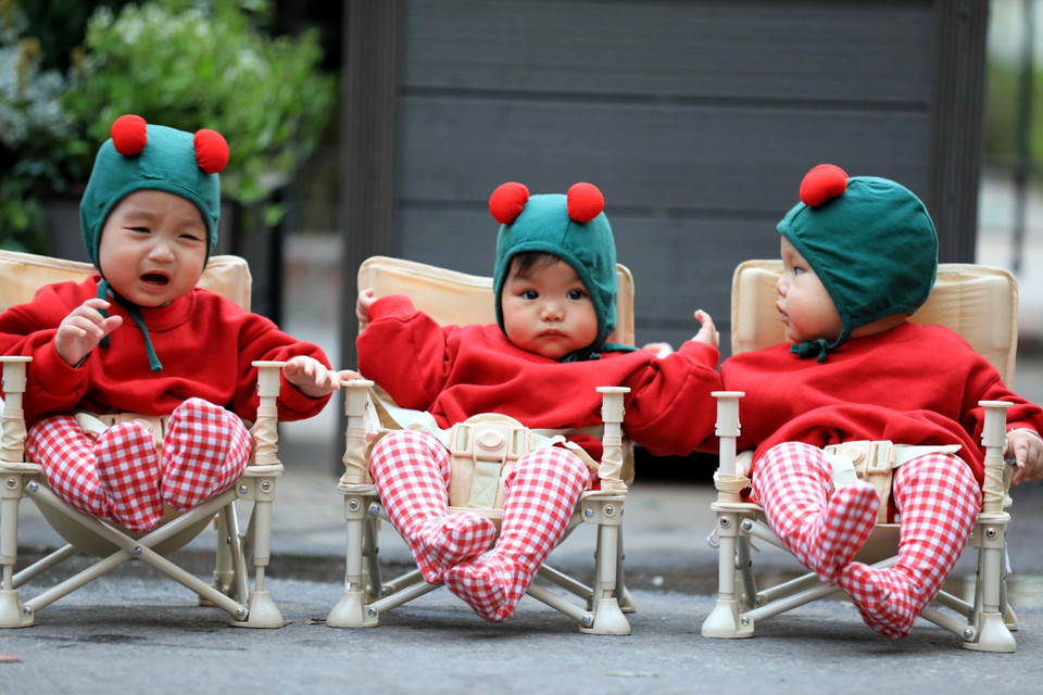 Các em bé cùng mẹ đón mùa Giáng sinh tại Nhà thờ Lớn Hà Nội. (Ảnh: Nhật Anh/TTXVN)