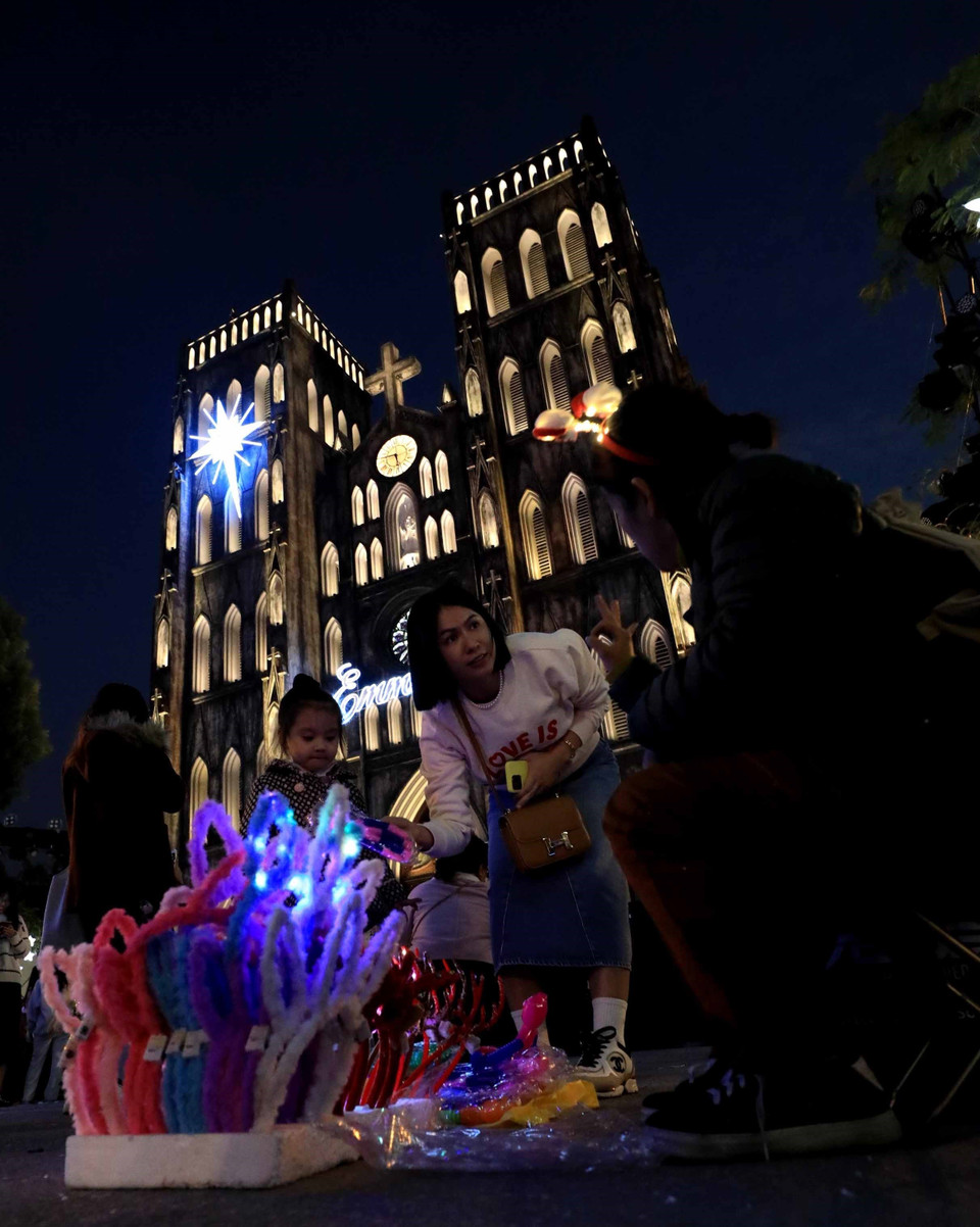 Không gian ấm áp, ngập tràn ánh sáng lung linh mùa Giáng sinh tại Nhà thờ Lớn Hà Nội. (Ảnh: Nhật Anh/TTXVN)