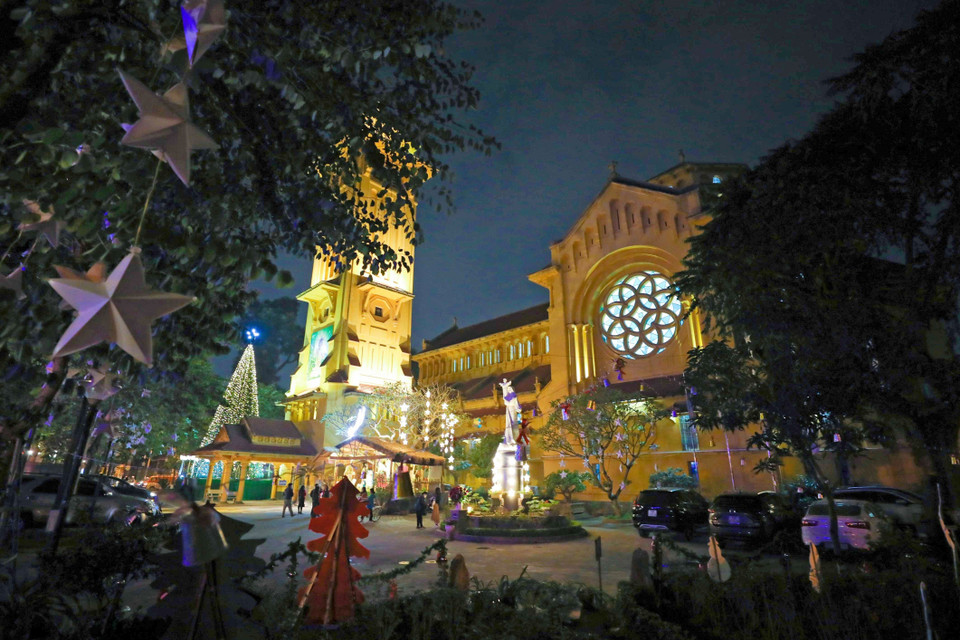 Nhà thờ giáo xứ Cửa Bắc được trang hoàng rực rỡ, chào đón Giáng sinh an lành. (Ảnh: Thanh Tùng/TTXVN)