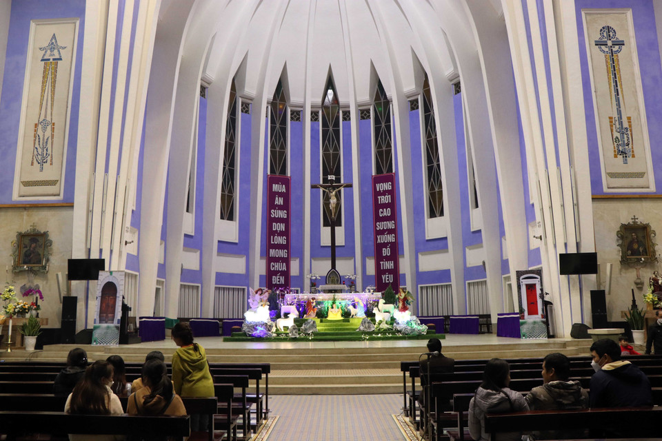 Không khí Noel bên trong nhà thờ Dòng Chúa Cứu Thế ở thành phố Huế. (Ảnh: Đỗ Trưởng/TTXVN)