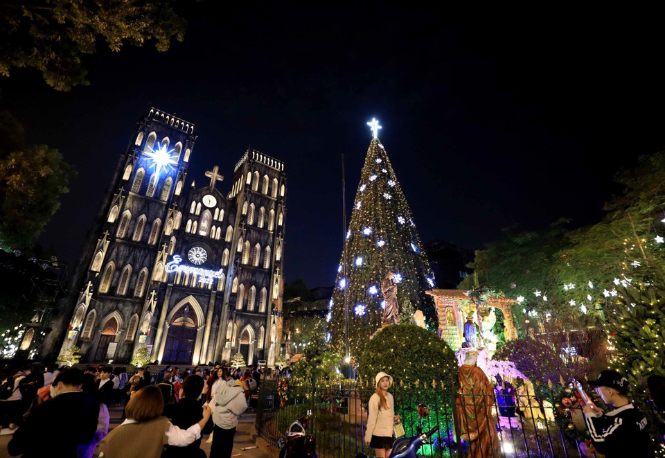 Không gian ấm áp, ngập tràn ánh sáng lung linh mùa Giáng sinh tại Nhà thờ Lớn Hà Nội. (Ảnh: Nhật Anh/TTXVN)