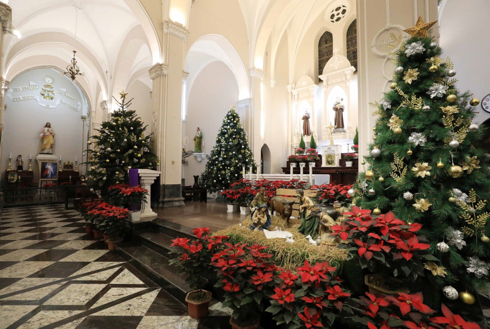 Nhà thờ Hàm Long trang trí chuẩn bị đón Giáng sinh. (Ảnh: Nhật Anh/TTXVN)