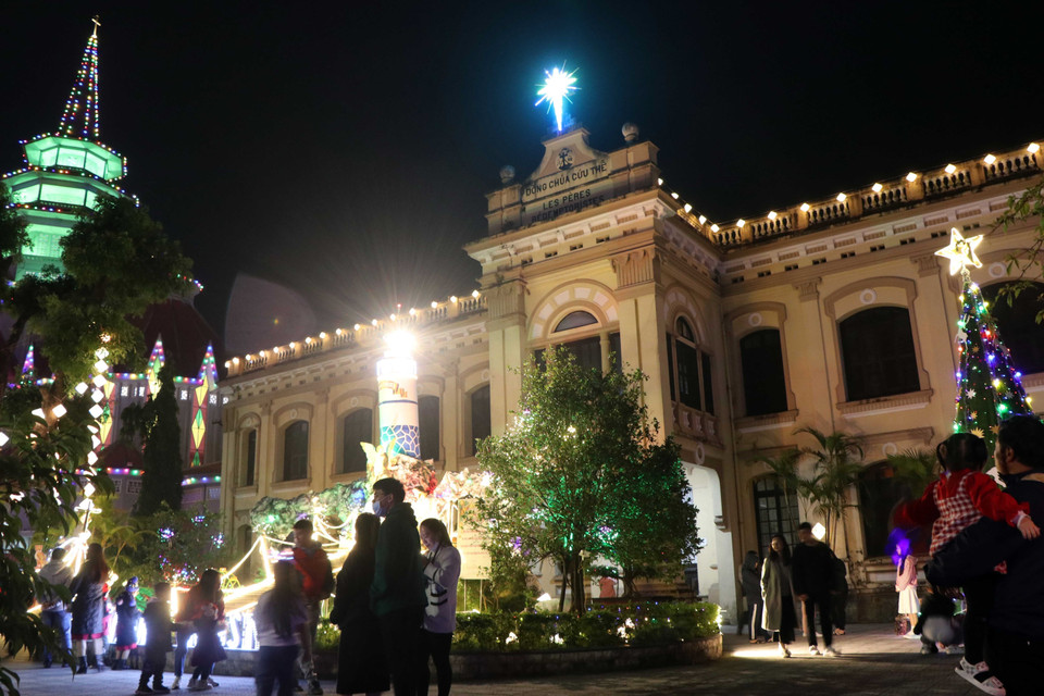 Không khí Noel tại nhà thờ Dòng Chúa Cứu Thế ở thành phố Huế. (Ảnh: Đỗ Trưởng/TTXVN)