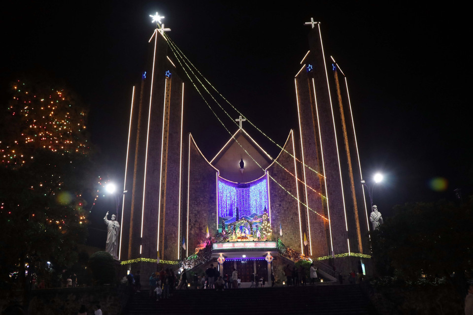Không khí Noel tại nhà thờ Phủ Cam ở thành phố Huế. (Ảnh: Đỗ Trưởng/TTXVN)
