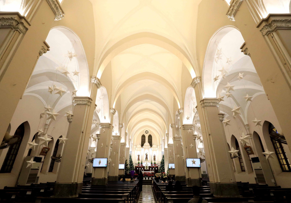 Nhà thờ Hàm Long trang trí chuẩn bị đón Giáng sinh. (Ảnh: Nhật Anh/TTXVN)