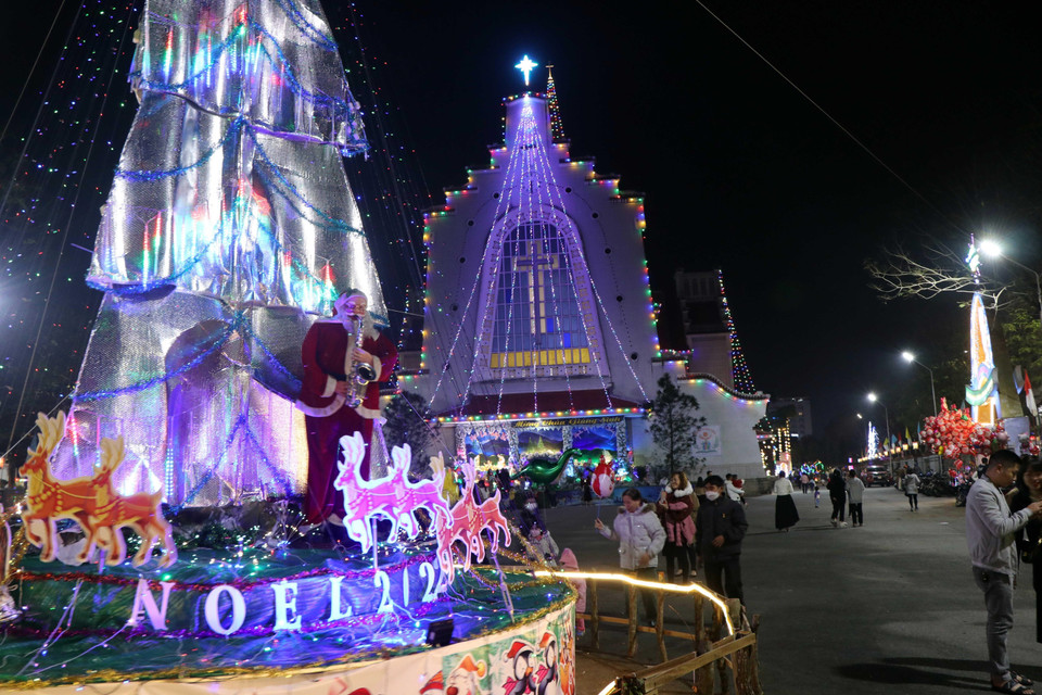 Không khí Noel tại nhà thờ Dòng Chúa Cứu Thế ở thành phố Huế. (Ảnh: Đỗ Trưởng/TTXVN)