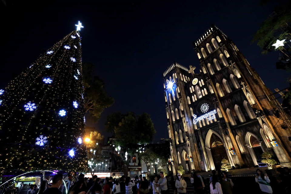 Hình ảnh không gian ấm áp, ngập tràn ánh sáng lung linh mùa Giáng sinh tại Nhà thờ Lớn Hà Nội. (Ảnh: Nhật Anh/TTXVN)