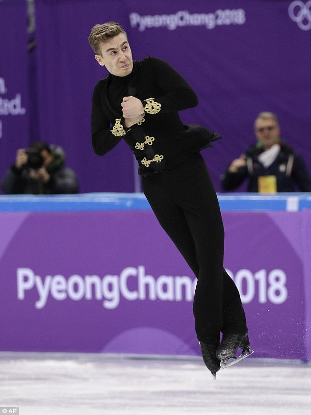 Matteo Rizzo (Italy) thận trọng khi thực hiện cú xoáy trên không. (Nguồn: AP)