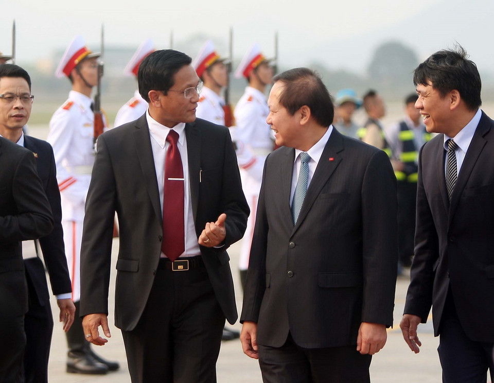Bộ trưởng Bộ Thông tin và Truyền thông Trương Minh Tuấn đón Phó Tổng thống Myanmar U Henry Van Thio tại sân bay Quốc tế Nội Bài. (Ảnh: TTXVN)
