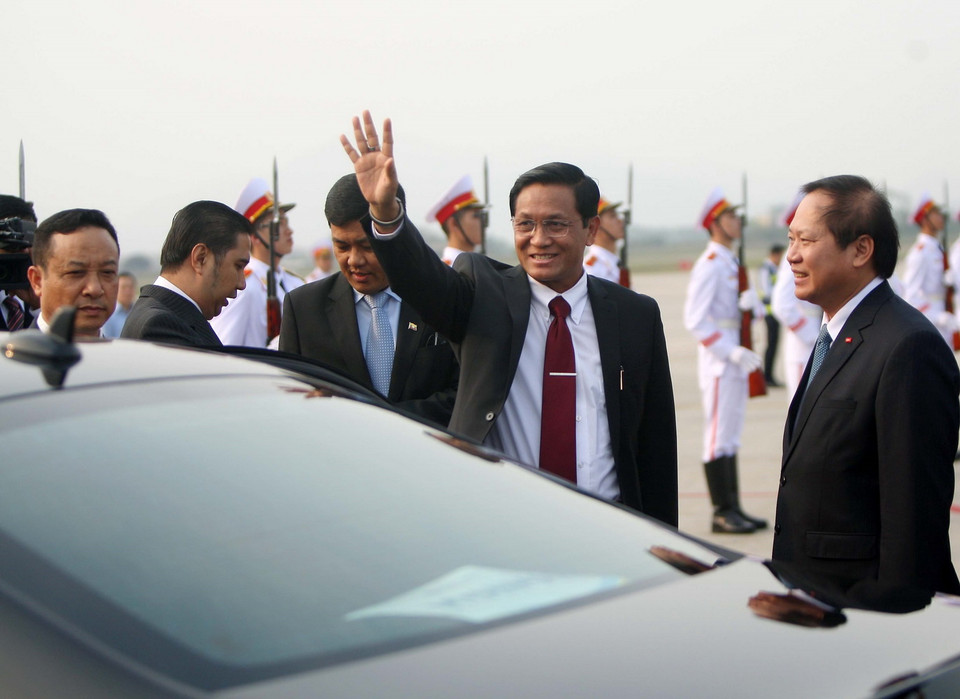  Phó Tổng thống Myanmar U Henry Van Thio tại sân bay Quốc tế Nội Bài. (Ảnh: TTXVN)