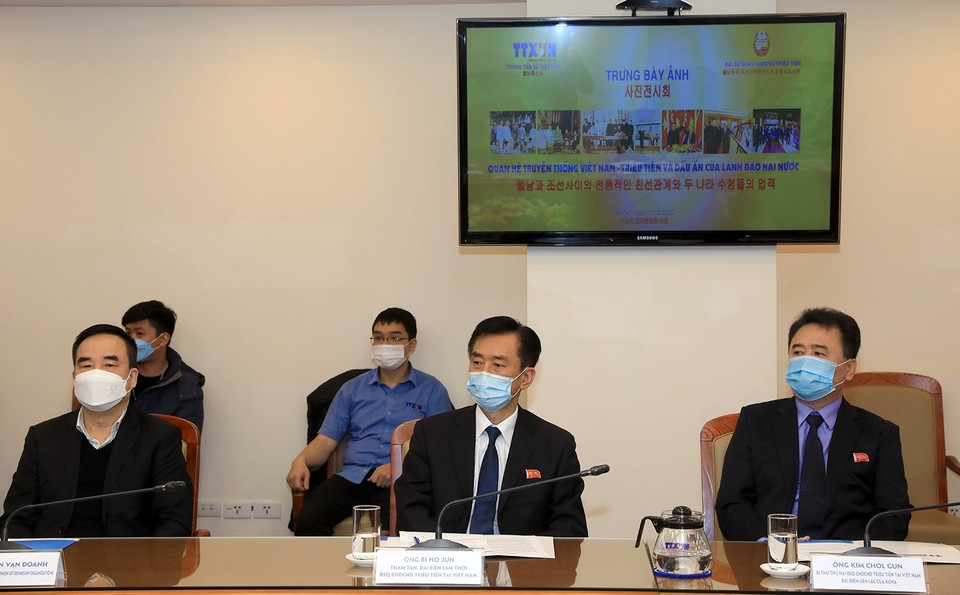 Các đại biểu Đại sứ quán CHDCND Triều Tiên tham dự lễ khai mạc trưng bày ảnh. (Ảnh: Tuấn Anh/TTXVN)