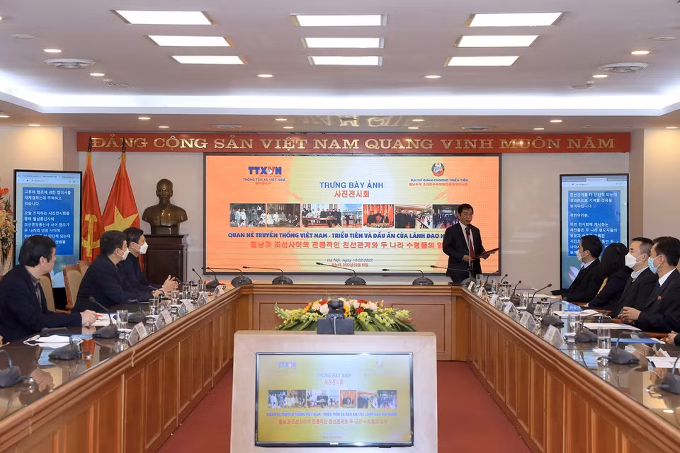 Quang cảnh lễ khai mạc trưng bày ảnh “Quan hệ, truyền thống Việt Nam-Triều Tiên và dấu ấn của lãnh đạo hai nước”. (Ảnh: Tuấn Anh/TTXVN)