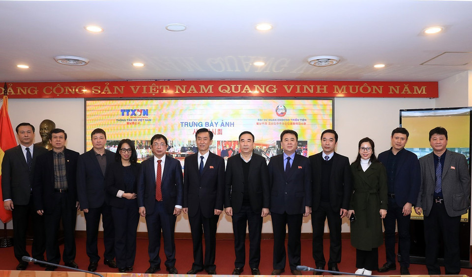 Phó Tổng giám đốc Thông tấn xã Việt Nam Nguyễn Tuấn Hùng và Tham tán, Đại biện lâm thời Đại sứ quán Cộng hòa dân chủ nhân dân Triều Tiên tại Việt Nam Ri Ho Jun cùng các đại biểu chụp ảnh lưu niệm. (Ảnh: Tuấn Anh/TTXVN)