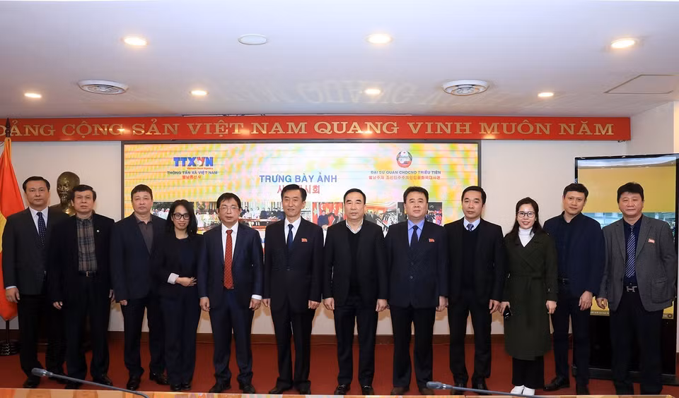 Phó Tổng giám đốc Thông tấn xã Việt Nam Nguyễn Tuấn Hùng và Tham tán, Đại biện lâm thời Đại sứ quán Cộng hòa dân chủ nhân dân Triều Tiên tại Việt Nam Ri Ho Jun cùng các đại biểu chụp ảnh lưu niệm. (Ảnh: Tuấn Anh/TTXVN)