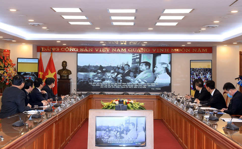 Phó Tổng giám đốc Thông tấn xã Việt Nam Nguyễn Tuấn Hùng và Tham tán, Đại biện lâm thời Đại sứ quán Cộng hòa dân chủ nhân dân Triều Tiên tại Việt Nam Ri Ho Jun cùng các đại biểu xem trình chiếu trưng bày ảnh. (Ảnh: Tuấn Anh/TTXVN)