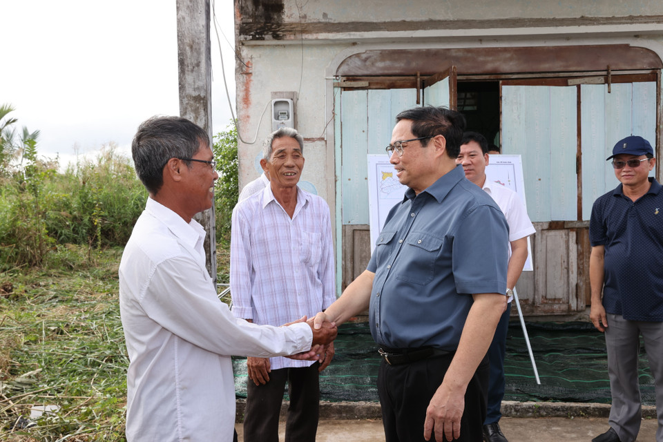 Thủ tướng Phạm Minh Chính động viên người dân xã Vĩnh Lộc, huyện Hồng Dân, tỉnh Bạc Liêu nơi Dự án đường cao tốc Bắc Nam phía Đông, tuyến Cần Thơ-Cà Mau đi qua. (Ảnh: Dương Giang/TTXVN)