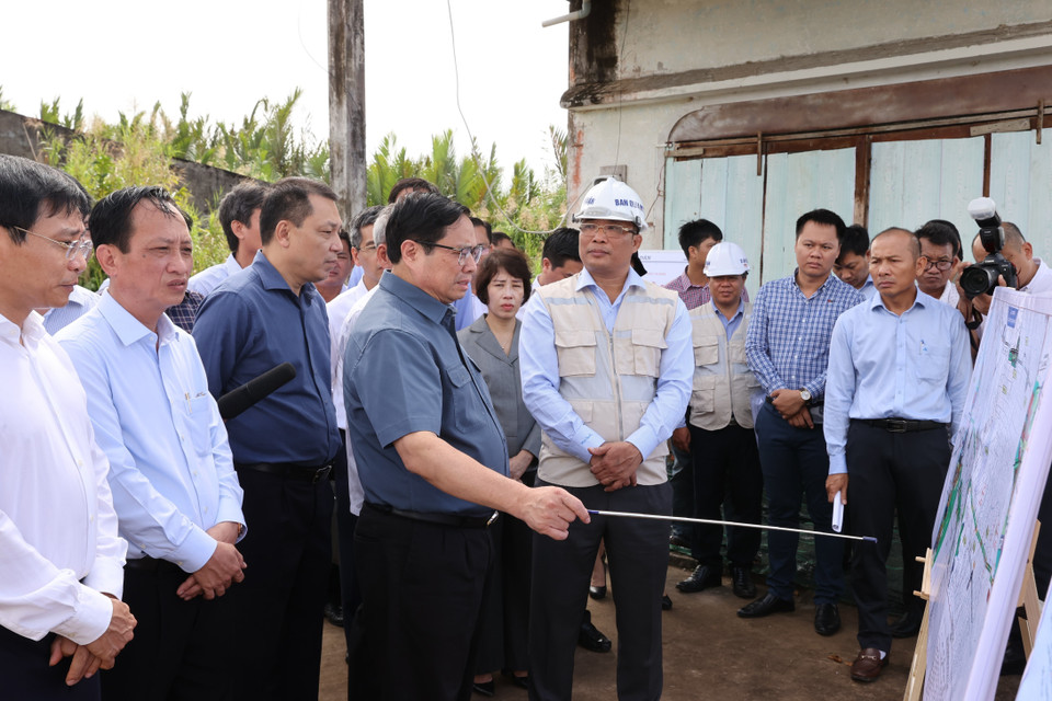 Thủ tướng Phạm Minh Chính khảo sát dự án đường cao tốc Bắc Nam phía Đông, tuyến Cần Thơ-Cà Mau đoạn qua địa bàn xã Vĩnh Lộc, huyện Hồng Dân, tỉnh Bạc Liêu. (Ảnh: Dương Giang/TTXVN)