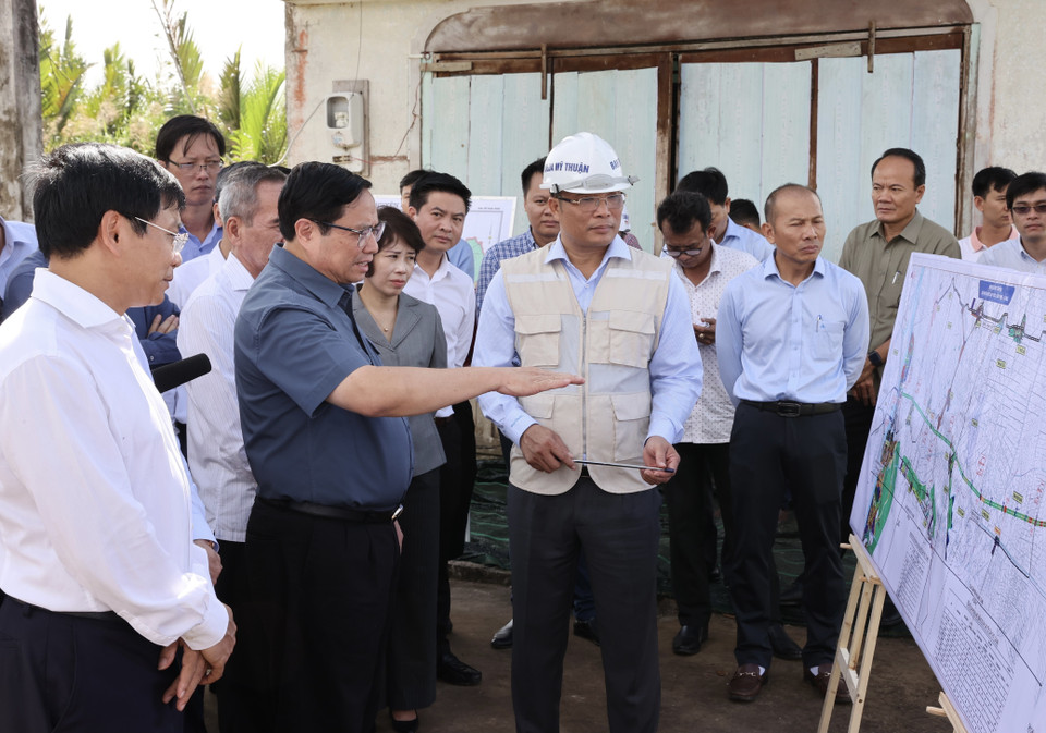 Thủ tướng Phạm Minh Chính khảo sát dự án đường cao tốc Bắc Nam phía Đông, tuyến Cần Thơ-Cà Mau đoạn qua địa bàn xã Vĩnh Lộc, huyện Hồng Dân, tỉnh Bạc Liêu. (Ảnh: Dương Giang/TTXVN)