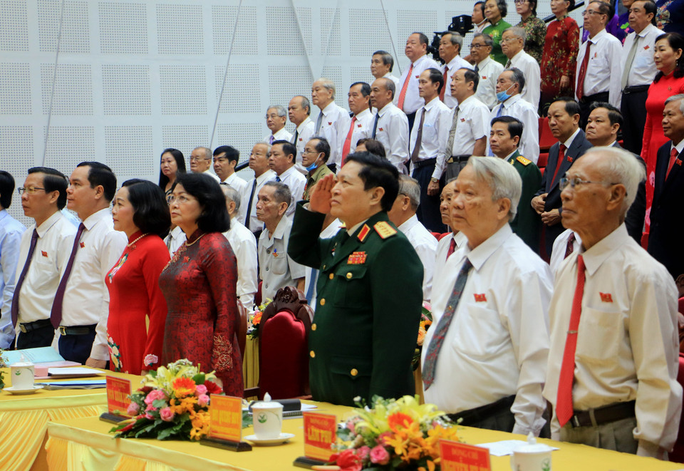 Đại biểu thực hiện nghi thức chào cờ. (Ảnh: Phạm Minh Tuấn/TTXVN)