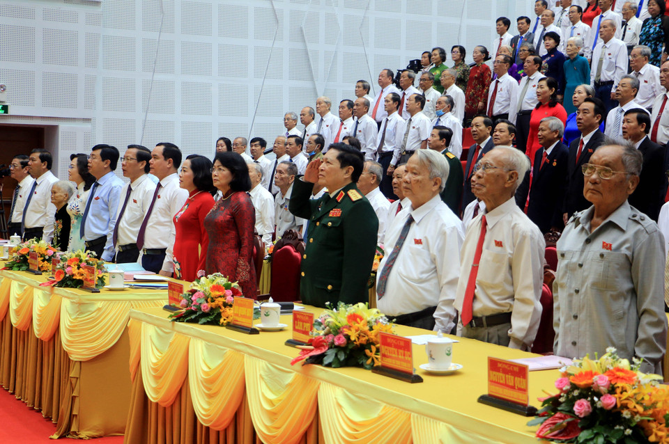 Đại biểu thực hiện nghi thức chào cờ. (Ảnh: Phạm Minh Tuấn/TTXVN)