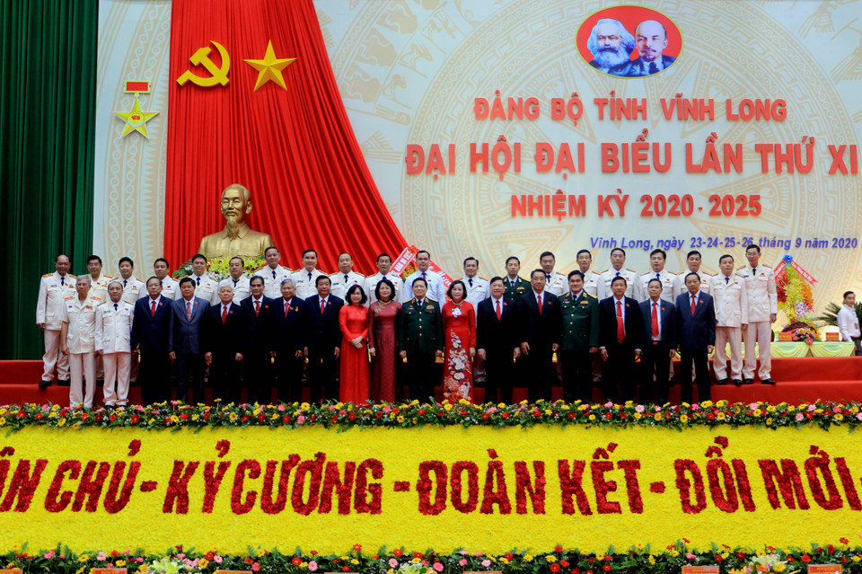 Đại tướng Ngô Xuân Lịch, Ủy viên Bộ Chính trị, Phó Bí thư Quân ủy Trung ương, Bộ trưởng Bộ Quốc phòng với các đại biểu tham dự đại hội. (Ảnh: Phạm Minh Tuấn/TTXVN)