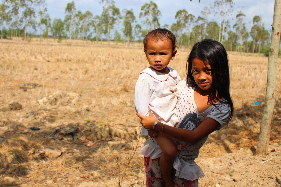 Những đứa trẻ cũng biết buồn vì vụ mùa thất thu. (Ảnh: Hùng Võ/Vietnam+)