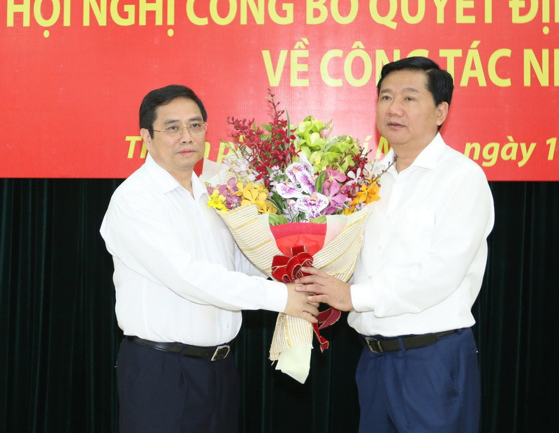 Đồng chí Phạm Minh Chính, Ủy viên Bộ Chính trị, Bí thư Trung ương Đảng, Trưởng ban Tổ chức Trung ương tặng hoa đồng chí Đinh La Thăng. (Ảnh: Thanh Vũ/TTXVN)