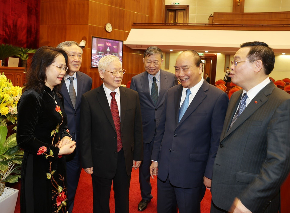 Tổng Bí thư, Chủ tịch nước Nguyễn Phú Trọng, Thủ tướng Chính phủ Nguyễn Xuân Phúc với các đồng chí lãnh đạo Đảng, Nhà nước cùng các đại biểu dự phiên bế mạc Hội nghị. (Ảnh: Trí Dũng/TTXVN)