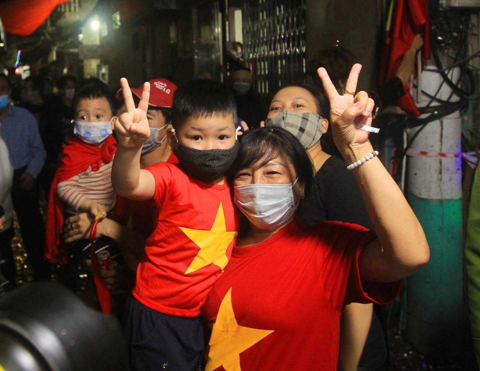 Người dân Lô 112 khu tập thể Công nhân Dư Hàng vui mừng khi được thực hiện gỡ bỏ lệnh phong tỏa. (Ảnh: An Đăng/TTXVN)