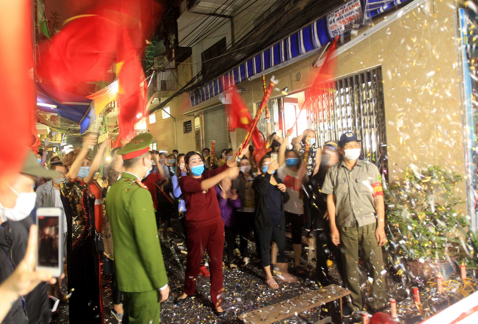 Người dân Lô 112 khu tập thể Công nhân Dư Hàng vui mừng khi được thực hiện gỡ bỏ lệnh phong tỏa. (Ảnh: An Đăng/TTXVN)