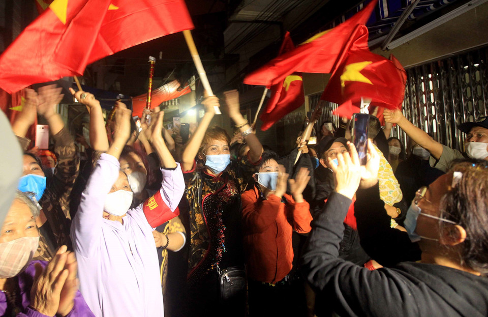  Người dân Lô 112 khu tập thể Công nhân Dư Hàng vui mừng khi được thực hiện gỡ bỏ lệnh phong tỏa. (Ảnh: An Đăng/TTXVN)