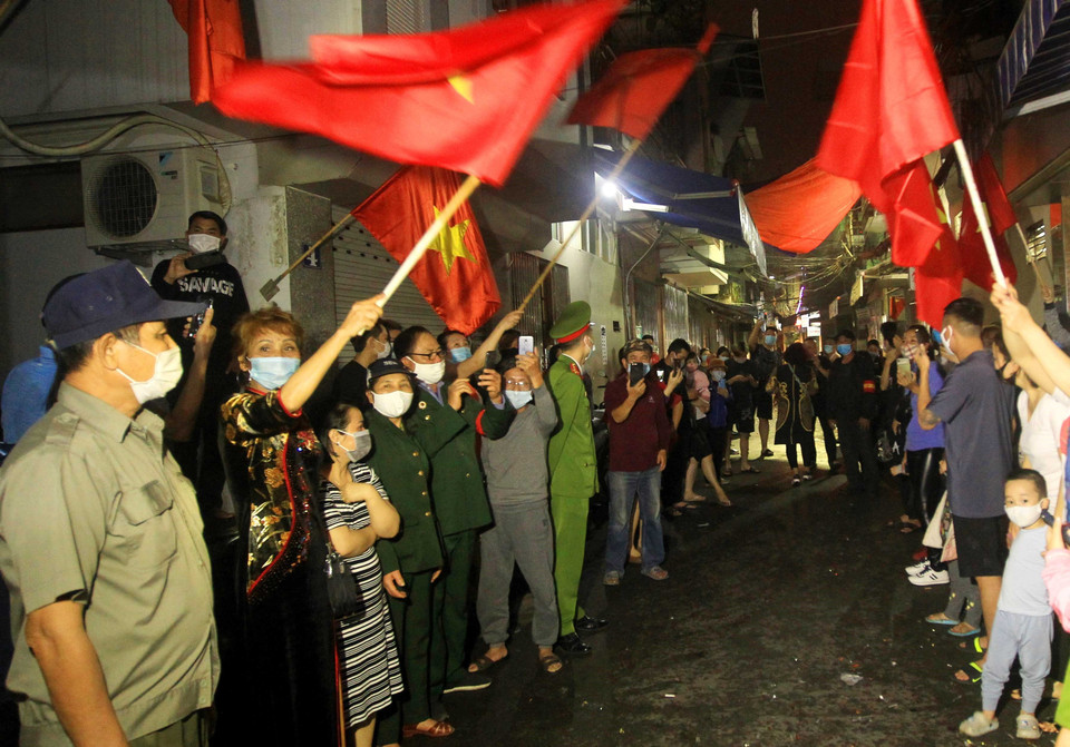 Người dân Lô 112 khu tập thể Công nhân Dư Hàng vui mừng khi được thực hiện gỡ bỏ lệnh phong tỏa. (Ảnh: An Đăng/TTXVN)