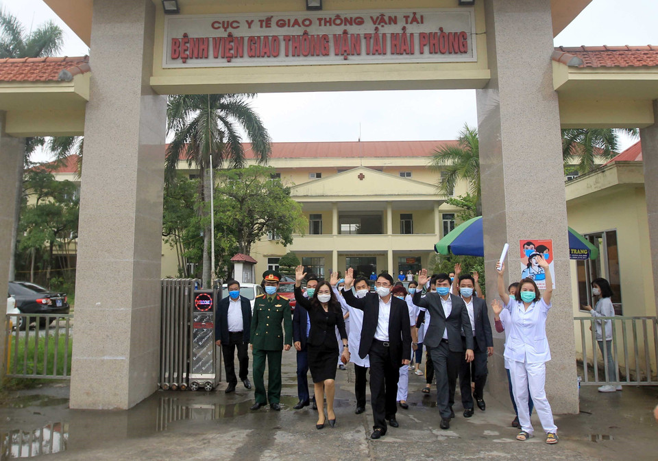 Lãnh đạo thành phố Hải Phòng cùng tập thể y bác sỹ Bệnh viện Giao thông vận tải Hải Phòng vui mừng khi gỡ bỏ lệnh phong tỏa bệnh viện. (Ảnh: An Đăng/TTXVN)