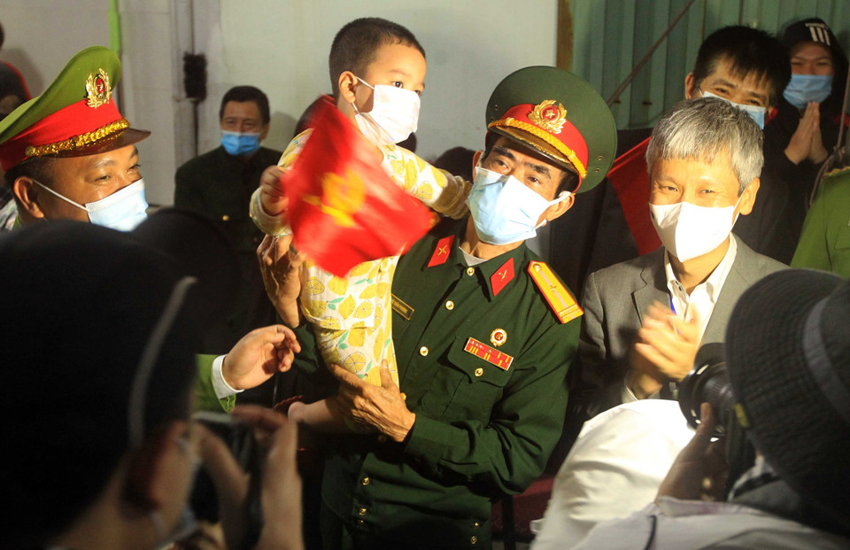 Người dân Lô 112 khu tập thể Công nhân Dư Hàng vui mừng khi được thực hiện gỡ bỏ lệnh phong tỏa. (Ảnh: An Đăng/TTXVN)