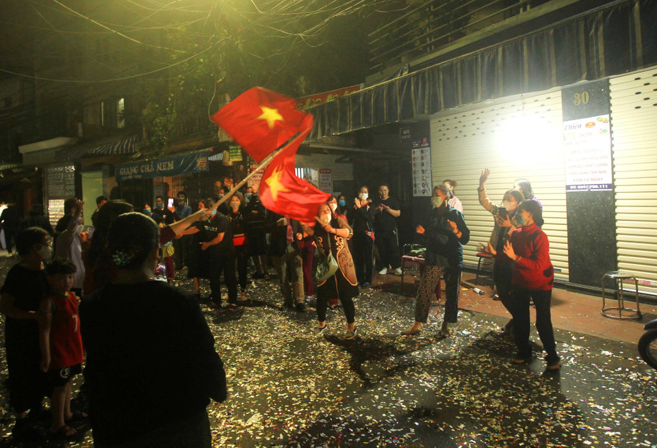 Người dân khu vực lân cận Lô 112 khu tập thể Công nhân Dư Hàng vui mừng khi gỡ bỏ lệnh phong tỏa. (Ảnh: An Đăng/TTXVN)