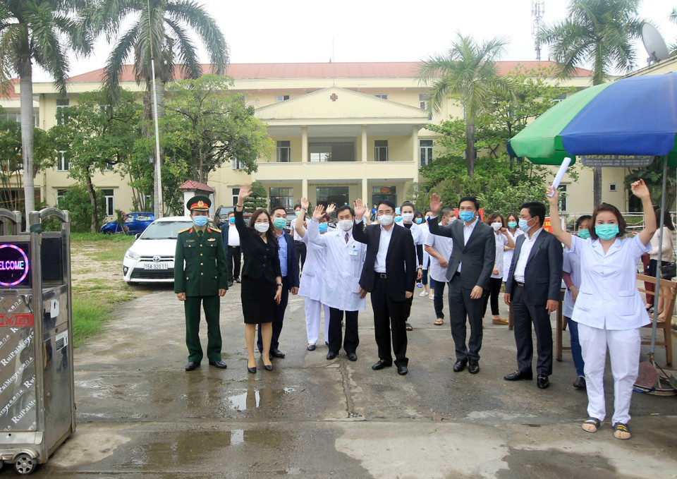 Lãnh đạo thành phố Hải Phòng cùng tập thể y bác sỹ Bệnh viện Giao thông vận tải Hải Phòng vui mừng khi gỡ bỏ lệnh phong toa bệnh viện. (Ảnh: An Đăng/TTXVN)