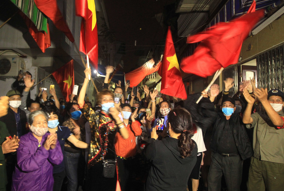 Người dân Lô 112 khu tập thể Công nhân Dư Hàng vui mừng khi được thực hiện gỡ bỏ lệnh phong tỏa. (Ảnh: An Đăng/TTXVN)