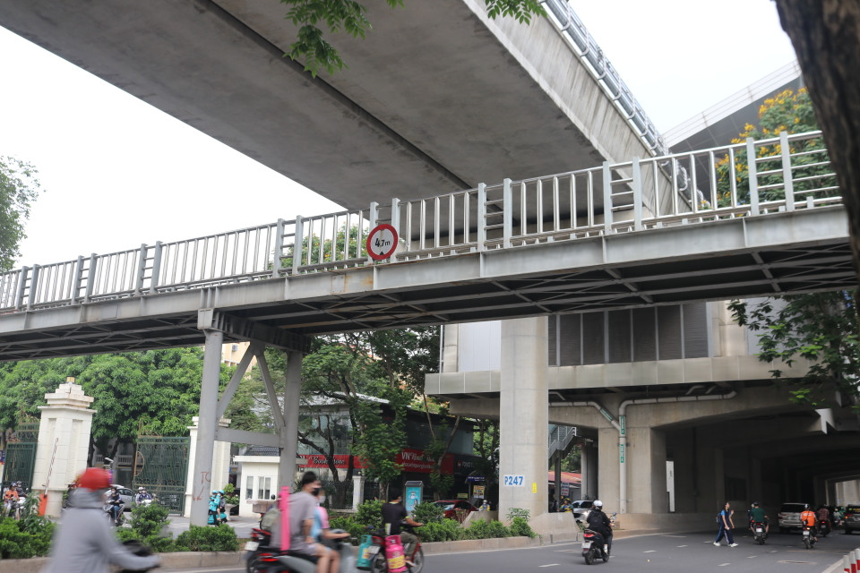 Thậm chí, có cầu vượt dành cho người đi bộ để sang đường nhưng một số người vẫn không sử dụng mà lại sang đường vi phạm Luật Giao thông. (Ảnh: Nguyễn Minh Hằng/Vietnam+)