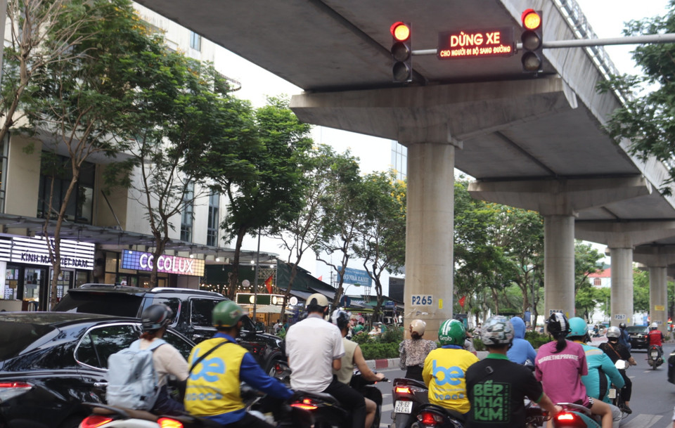 Hà Nội đã bố trí các cụm đèn tín hiệu dành cho người đi bộ sang đường trên nhiều tuyến phố nhằm đảm bảo an toàn giao thông. (Ảnh: Nguyễn Minh Hằng/Vietnam+)