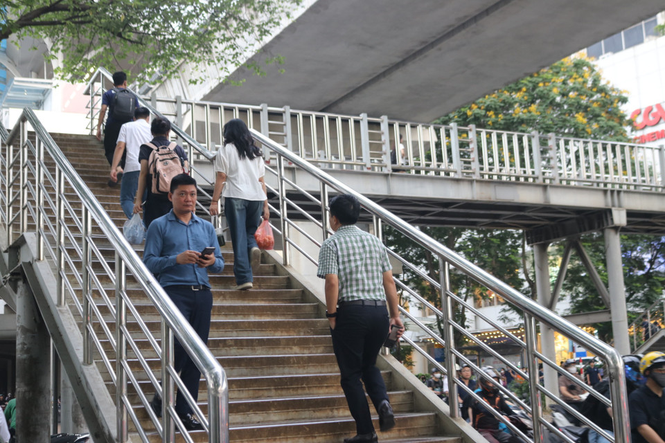 Trong khi nhiều người lựa chọn cầu vượt dành cho người đi bộ sang đường để đảm bảo an toàn giao thông cho chính bản thân. (Ảnh: Nguyễn Minh Hằng/Vietnam+)
