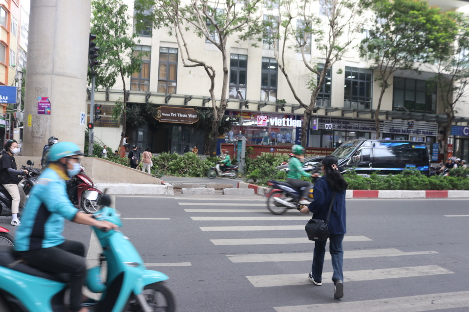 Mỗi khi đèn xanh, người đi bộ phải rảo bước nhanh chóng để tránh nguy cơ tai nạn giao thông do chủ xe vẫn cố tình không nhường đường. (Ảnh: Nguyễn Minh Hằng/Vietnam+)
